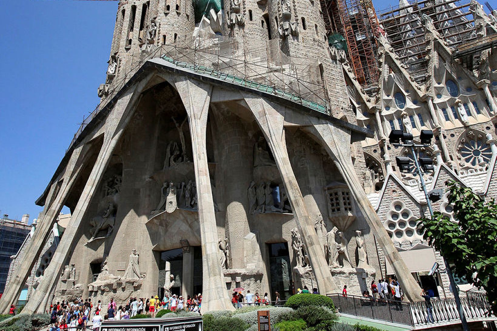 La Sagrada Familia, frægasta bygging katalónska arkitektsins Antoni Gaudi er …