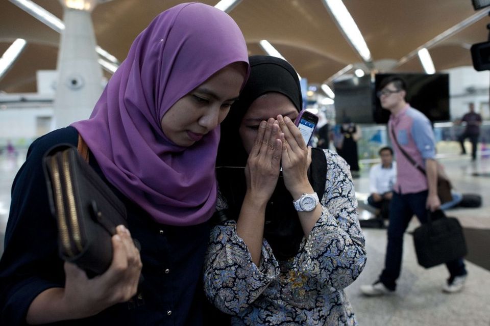 Ættingjar þeirra sem fórust á flugvellinum í Kuala Lumpur.