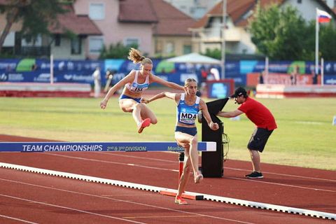 Andrea Kolbeinsdóttir sem hér stekkur yfir hindrun í 3.000 metra hindrunarhlaupinu var önnur í báðum …