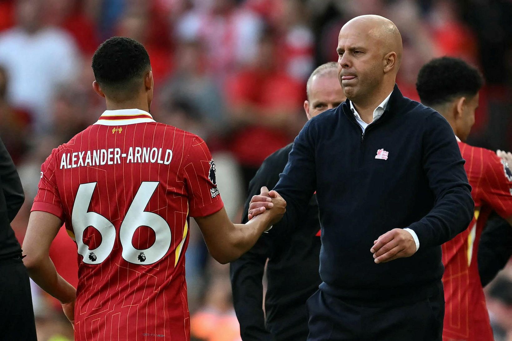 Trent Alexander-Arnold tekur í spaðann á Arne Slot stjóra liðsins.