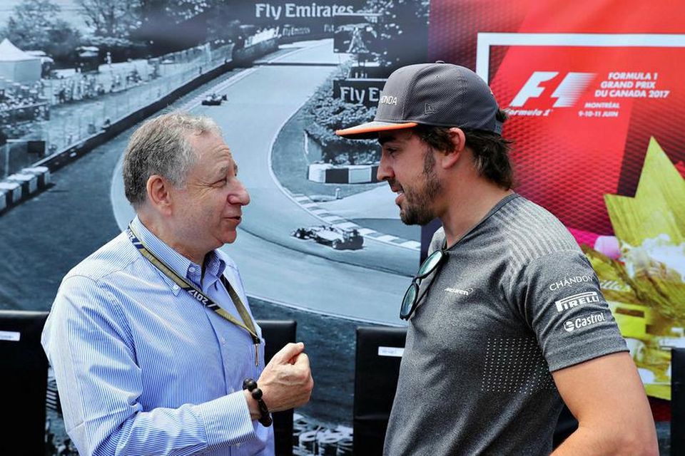 Fernando Alonso á spjalli við FIA-formanninn Jean Todt.