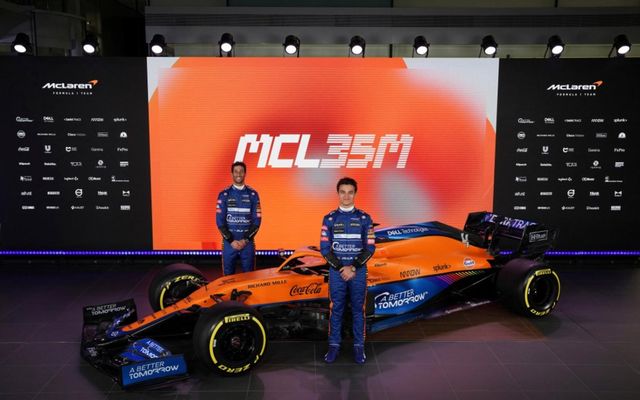 Daniel Ricciardo (t.v.) og Lando Norris afhjúpa keppnisbíl McLaren 2021 í dag, á netinu.