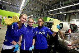 Mynd úr safni af þjónustudeginum 2016. Þá er handagangur í öskjunni og njóta íþróttafélögin góðs …