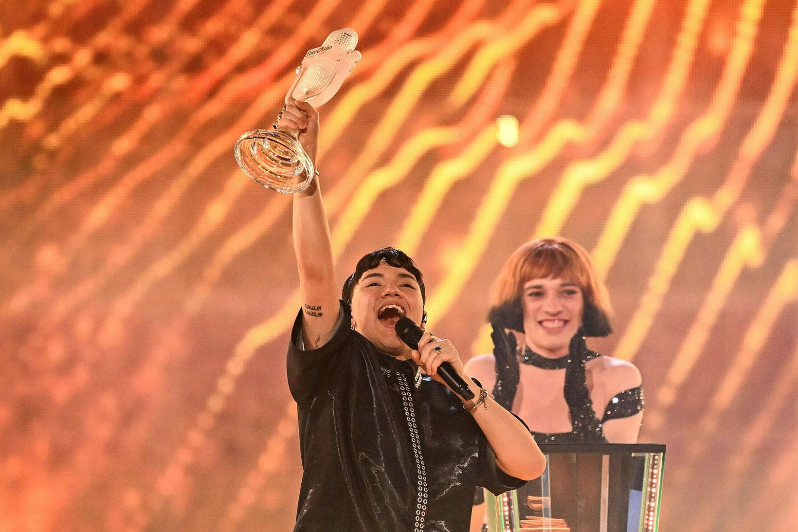 Hinn austuríski JJ sigurvegari Eurovision árið 2025. Fyrir aftan hann …