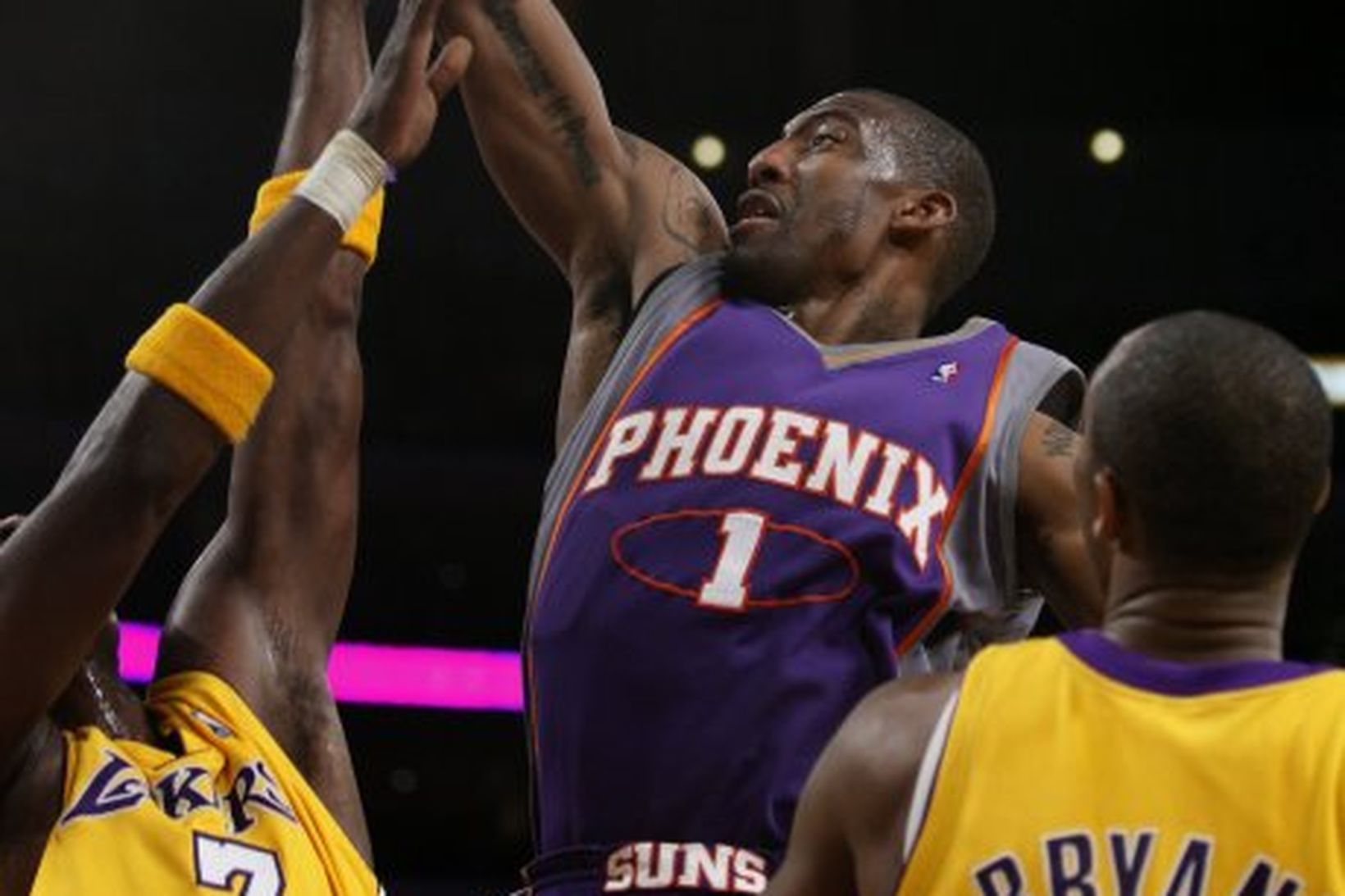 Amare Stoudemire hjá Phoenix brýst framhjá Lamar Odom og Kobe …