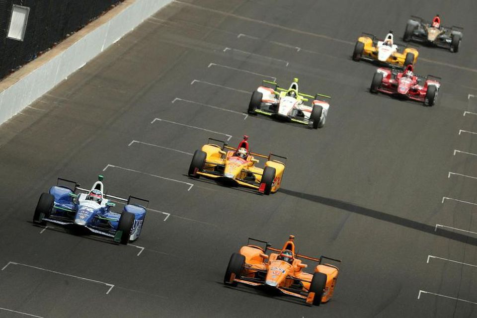 Fernando Alonso fremstur í Indy 500 kappakstrinum.