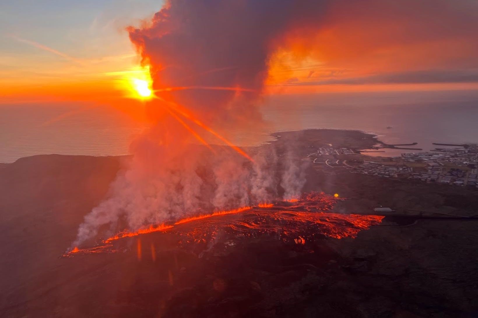 Eldgos við Grindavík hófst í dag.