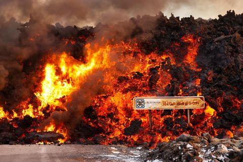 Ljósastaurar við enda plansins standa enn, en annars er allt planið komið undir hraun.