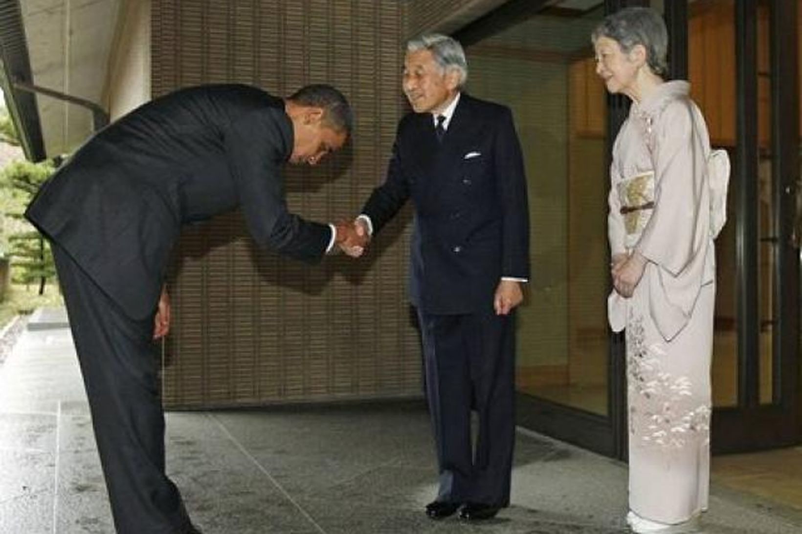 Barack Obama hneygir sig djúpt fyrir Akihito Japanskeisara.