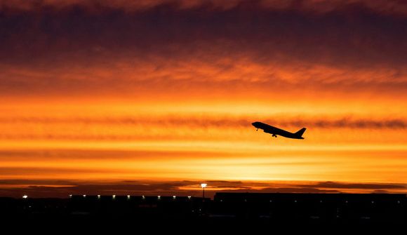 Drukkinn farþegi beit flugþjón