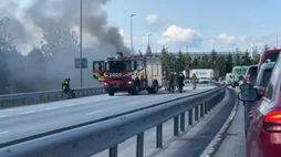Kviknaði í gámabíl á Reykjanesbraut