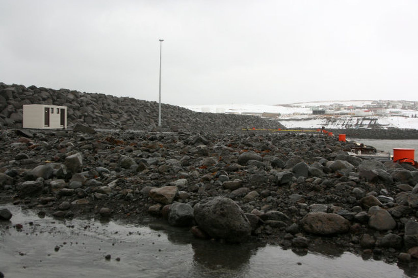 Grjótgarðurinn gekk allur til í öldurótinu