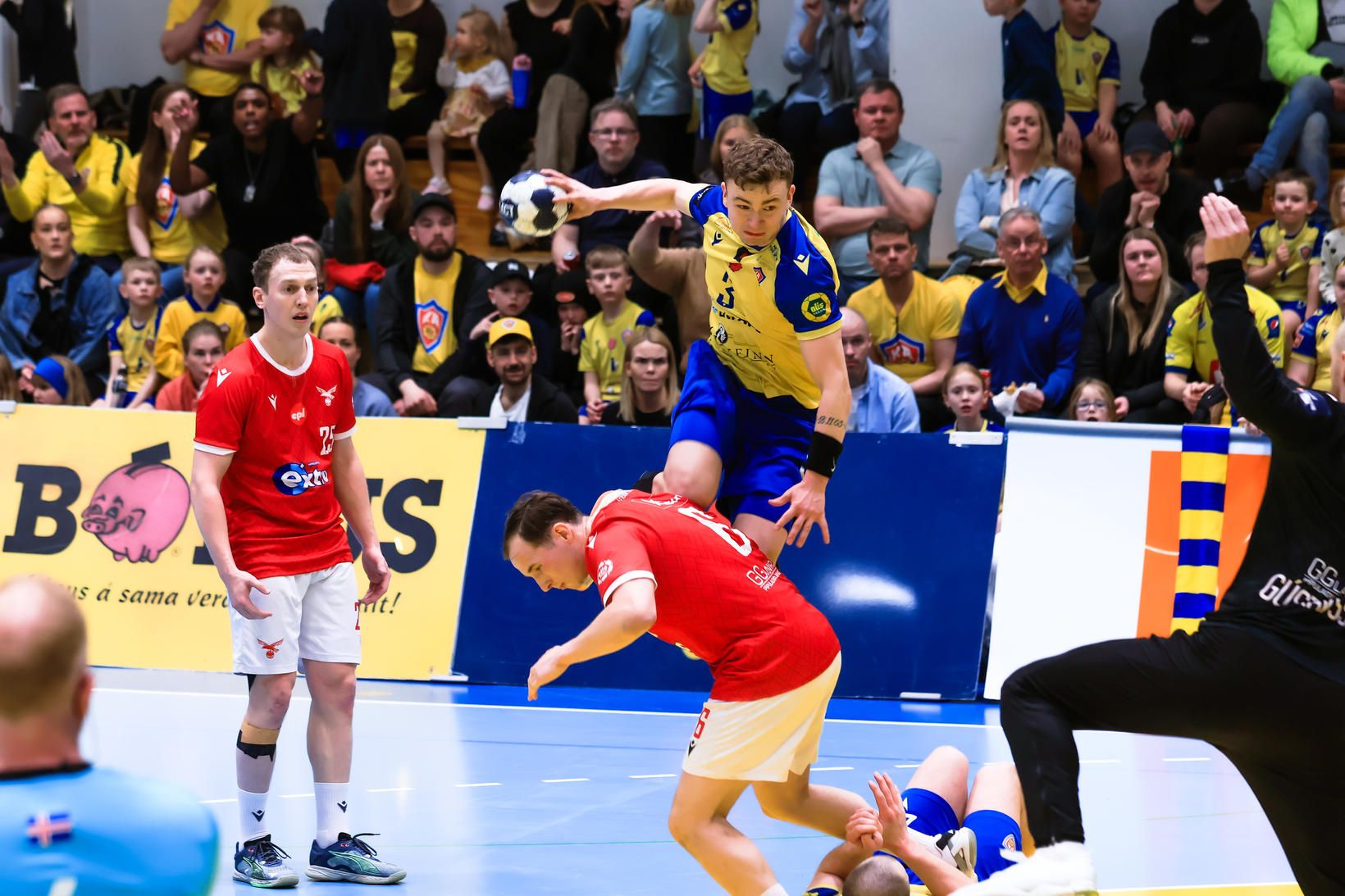 KA - Valur, staðan er 24:23