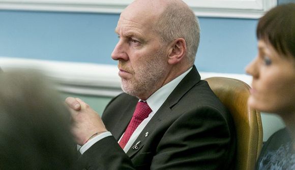 Steingrímur skoðar réttarstöðu sína