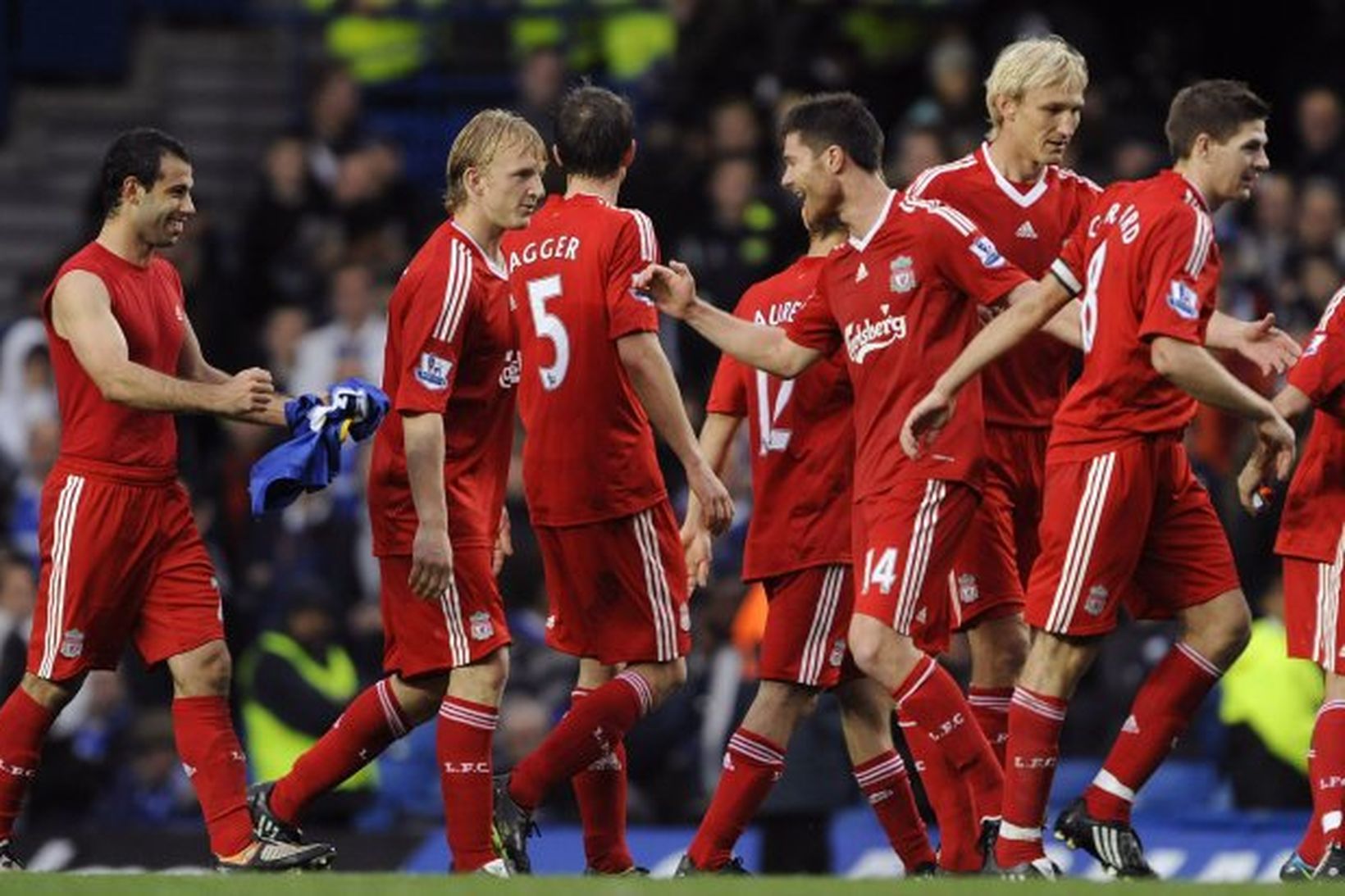 Liverpool freistar þess að endurheimta toppsætið úr höndum Chelsea.