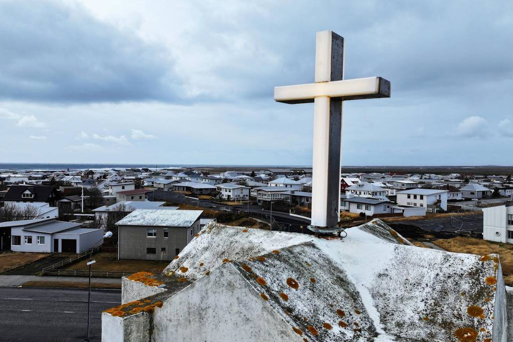 Grindavíkurkirkja stendur enn, óskemmd að því er virðist, og sóknin …