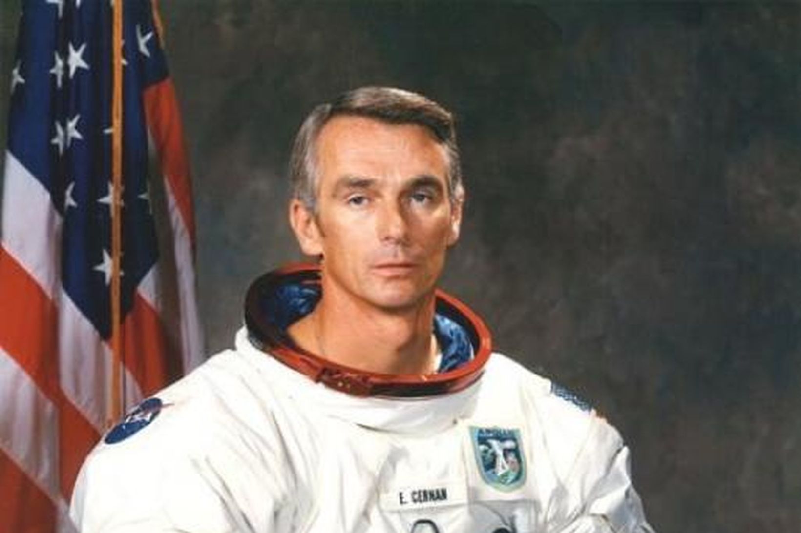 Eugene Cernan, leiðangursstjóri Appollo 17, skildi myndavélina sína eftir á …