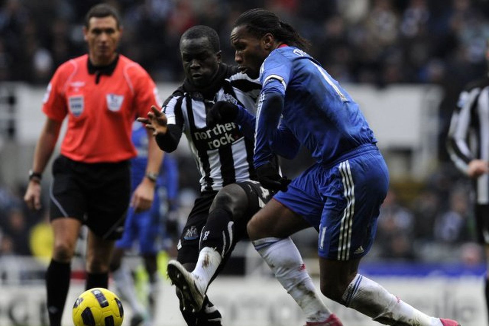 Cheik Tiote og Didier Drogba eigast við í leiknum í …