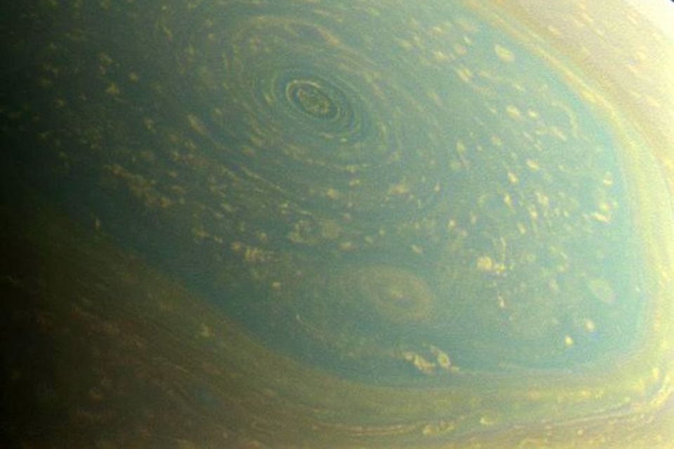 Norðurpóll Satúrnusar sést hér í sínum náttúrulega lit í ferskri vorbirtu. Cassini geimskip NASA tók …