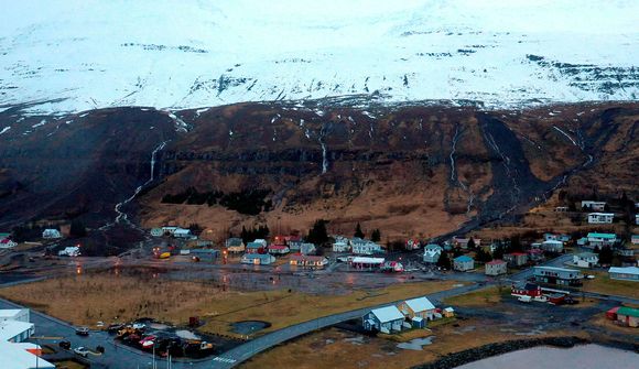 Sprungur komið í ljós við skriðusárið