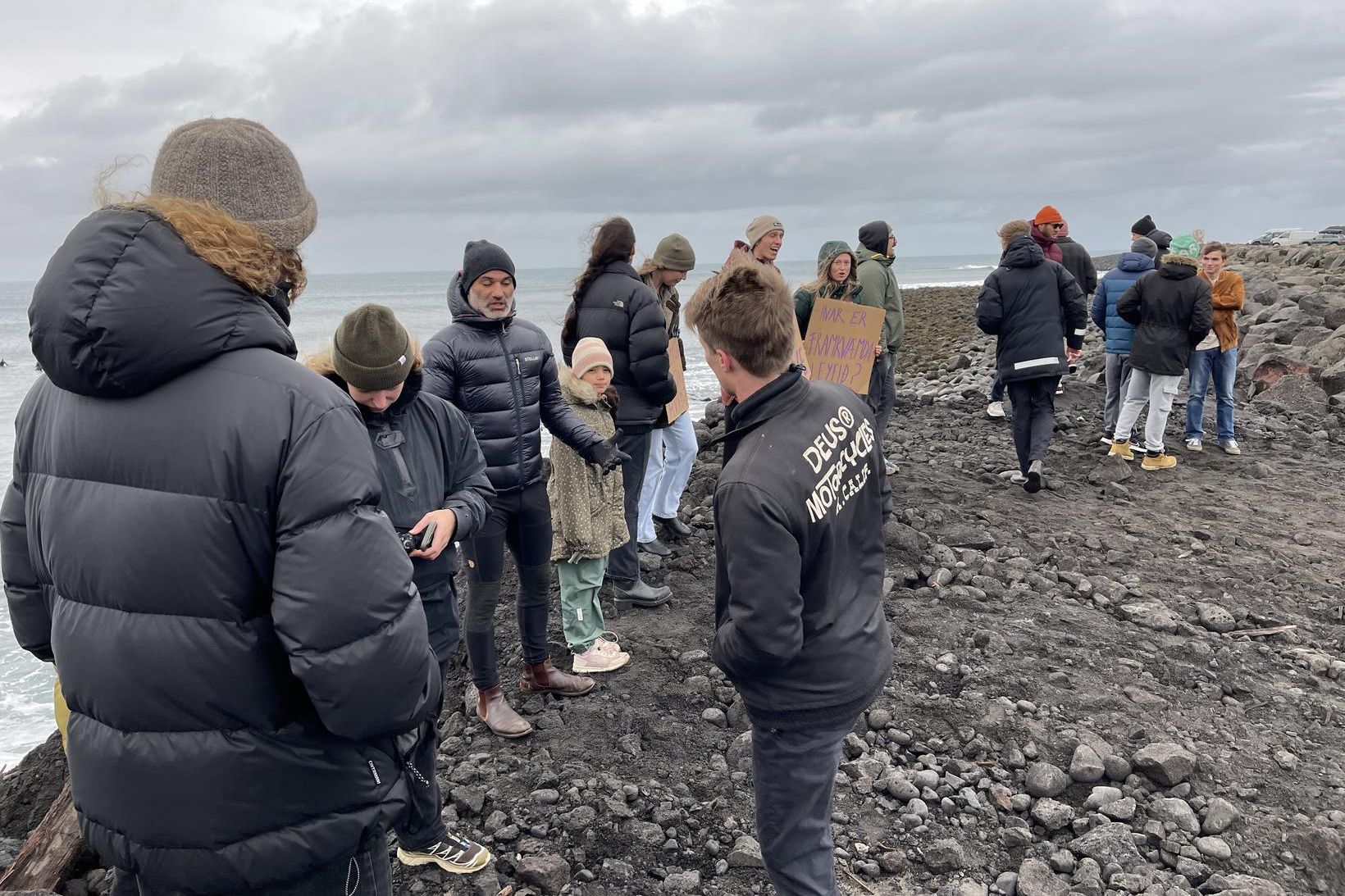 Brimbrettafólk mótmælir því að til standa að setja landfyllingu í …