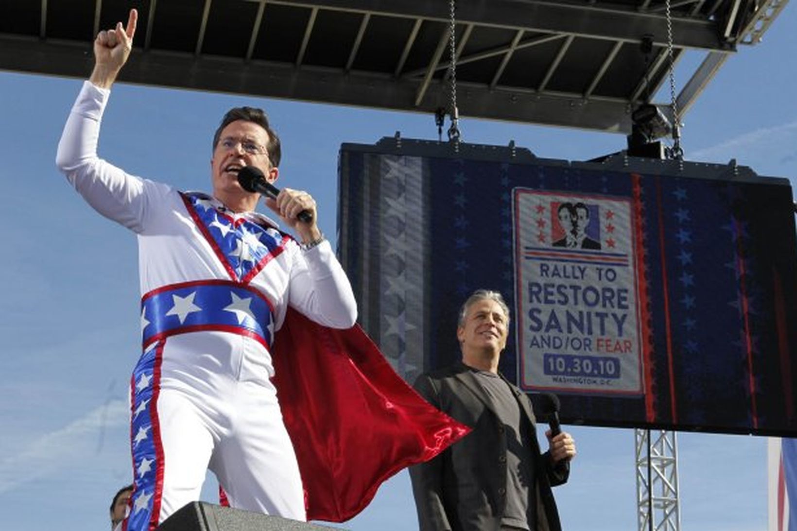 Stephen Colbert mætti á sviðið klæddur í ofurhetjubúningi.