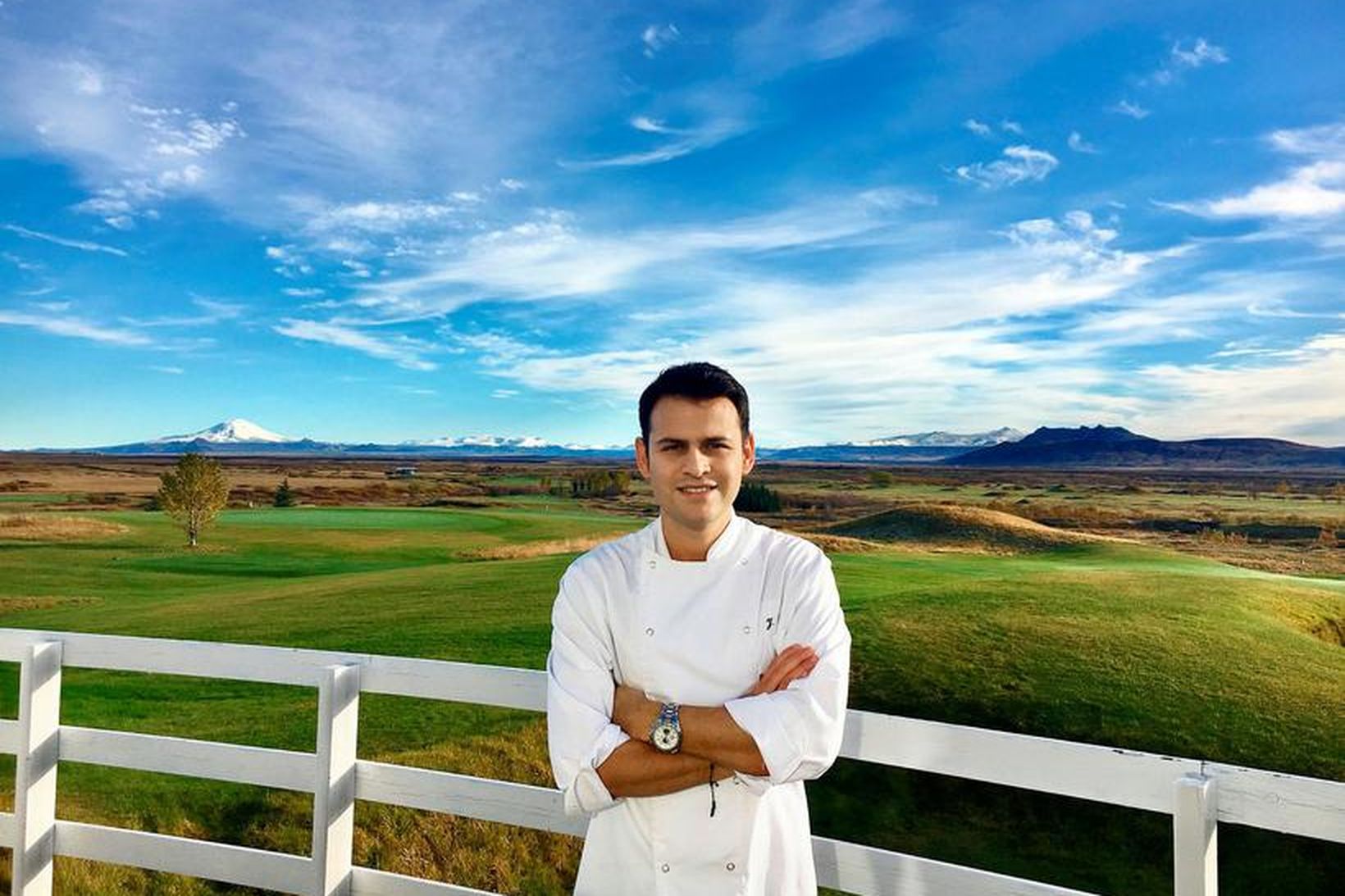 Jorge Muñoz á veröndinni við veitingastaðinn Strönd sem er hjá …