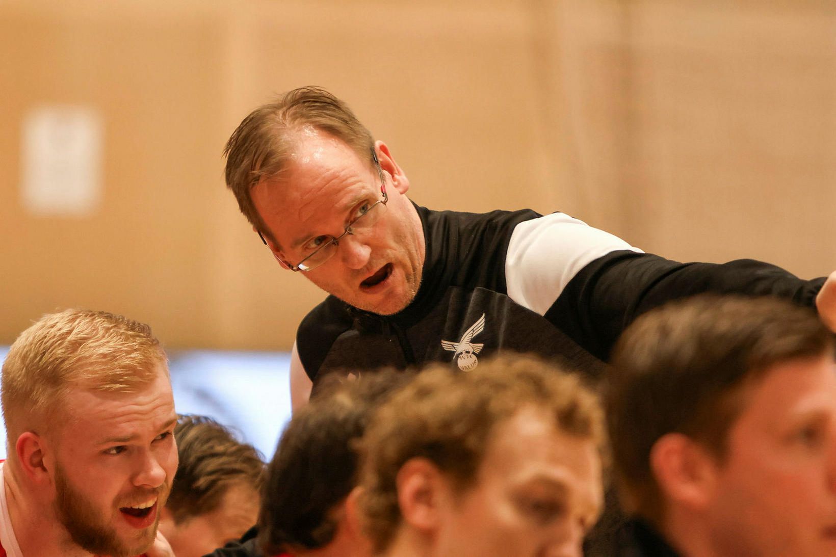 Óskar Bjarni Óskarsson ræðir við sína menn í Úlfarsárdal í …