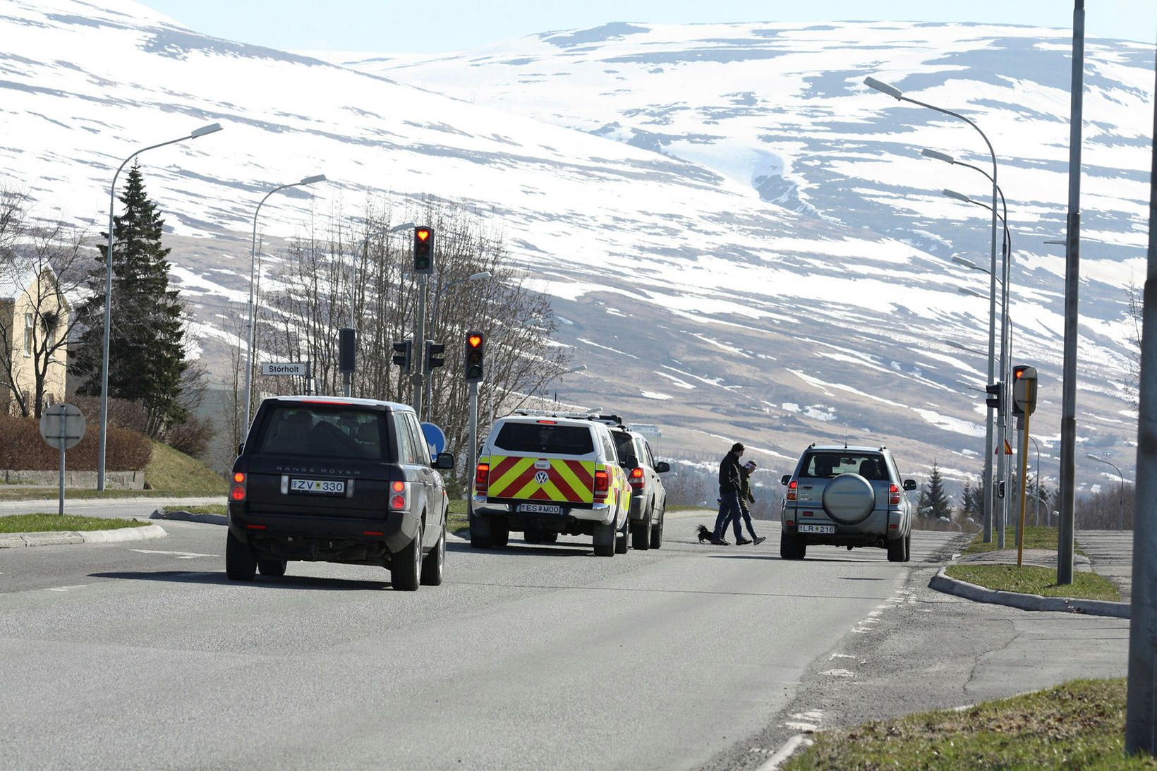 Vegfarendur á leið yfir gangbraut á Hörgárbraut á Akureyri. Þar …