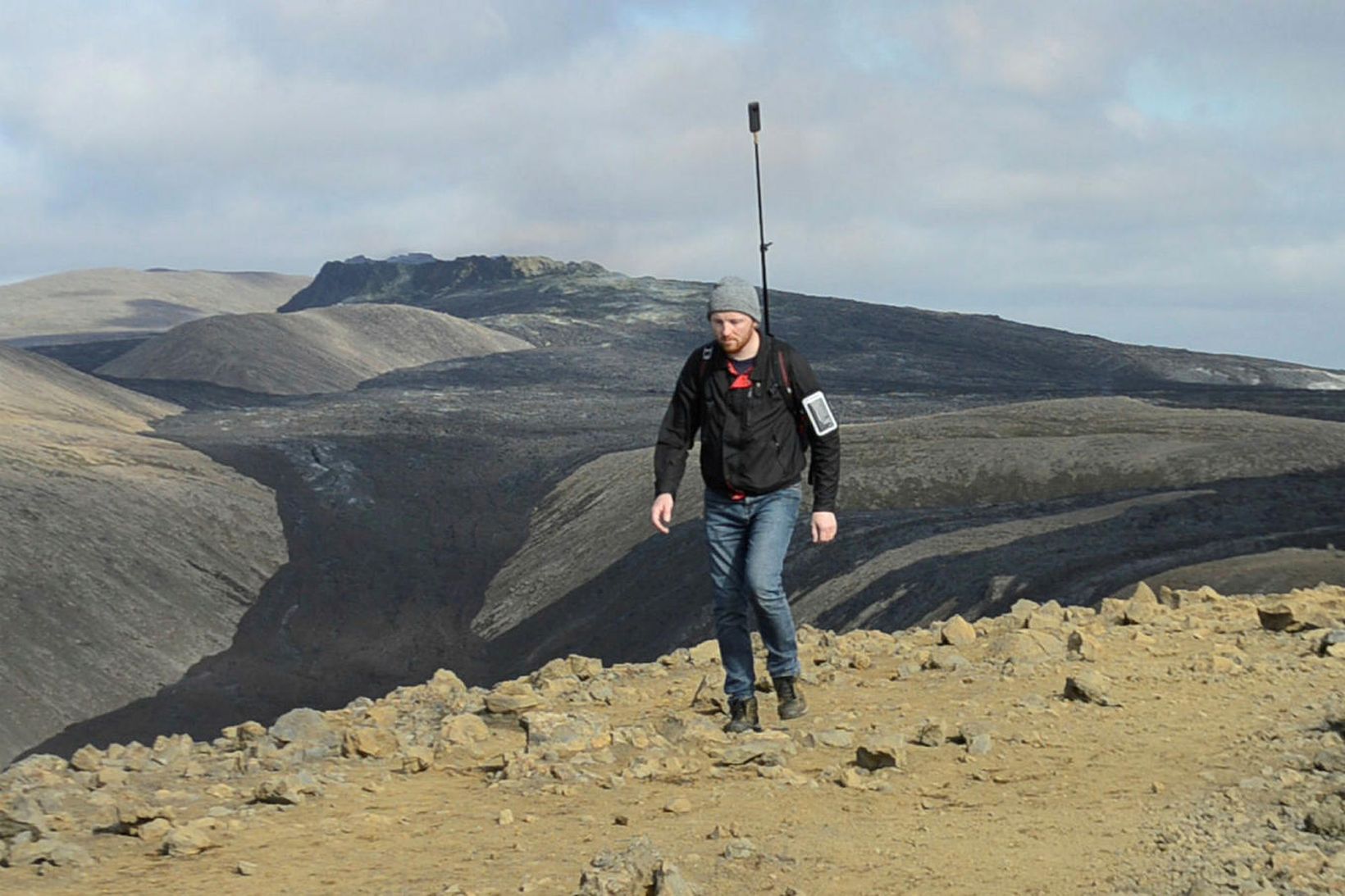 Eysteinn Guðni við tökur á Fagradalsfjalli með 360°-myndavélina á bakinu.