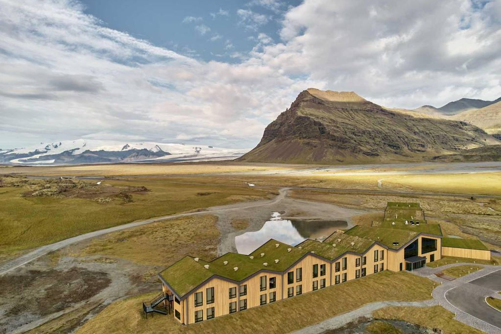 Hótelið og Fell í baksýn og enn vestar Breiðamerkurjökull.