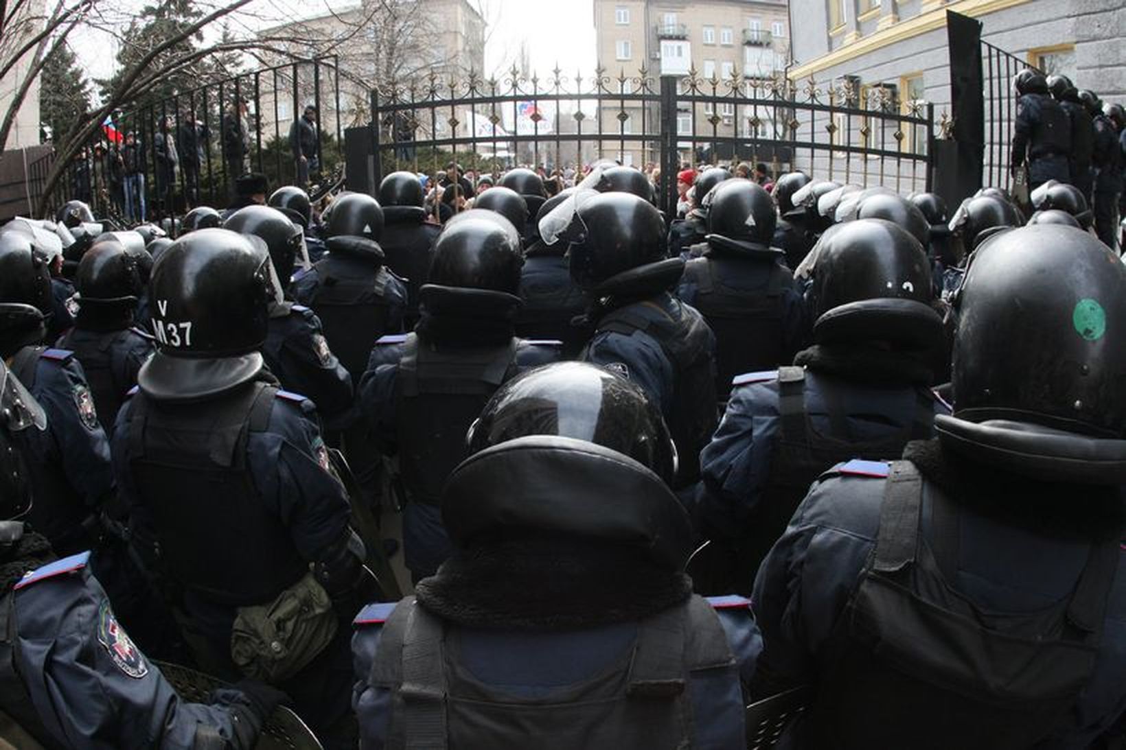 Vopnaðir hermenn í borginni Donetsk í Úkraínu.