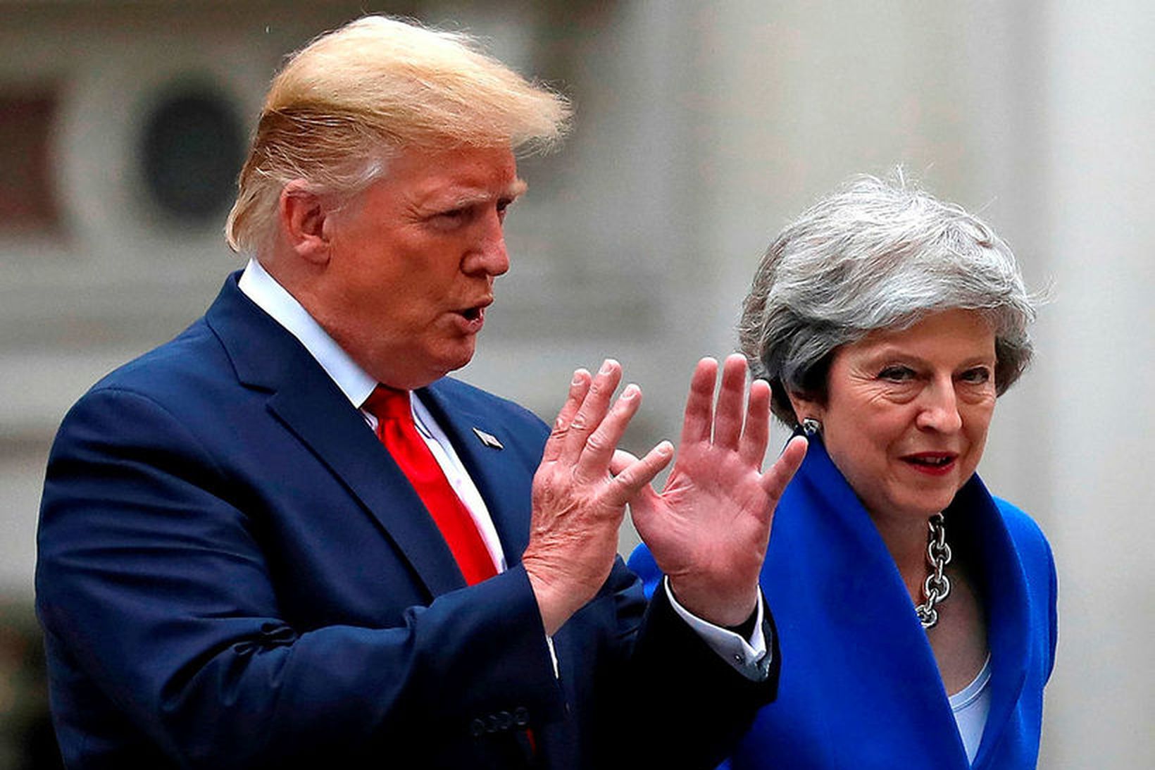 Donald Trump og Theresa May í London í dag.