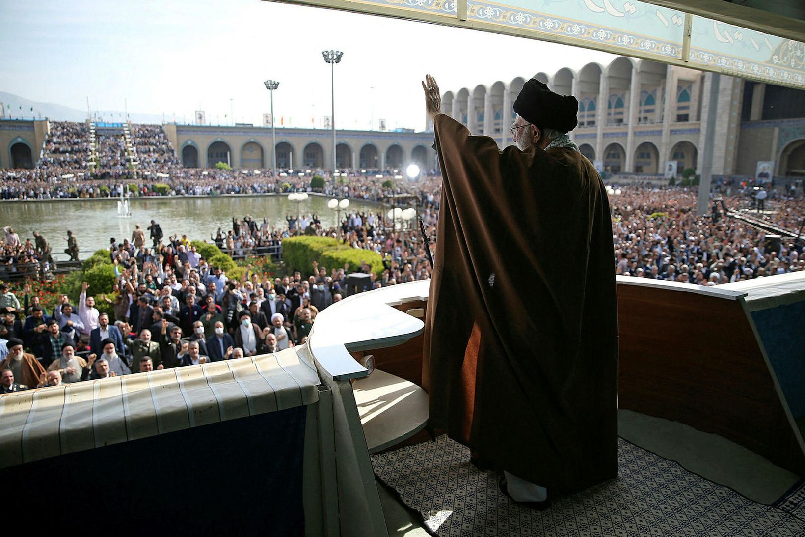 Ayatollah Ali Khamenei, æðstiklerkur Írans, veifar til almennings.
