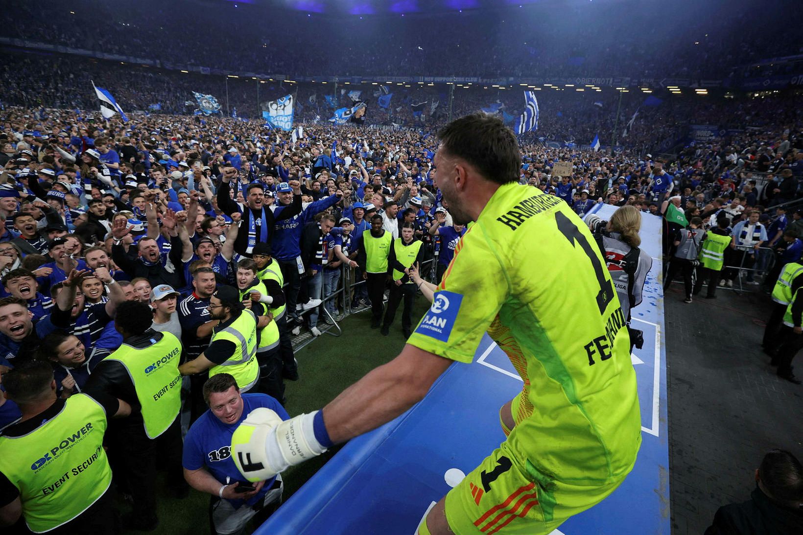 Daniel Heuer markvörður HSV fagnar með stuðningsmönnum liðsins.