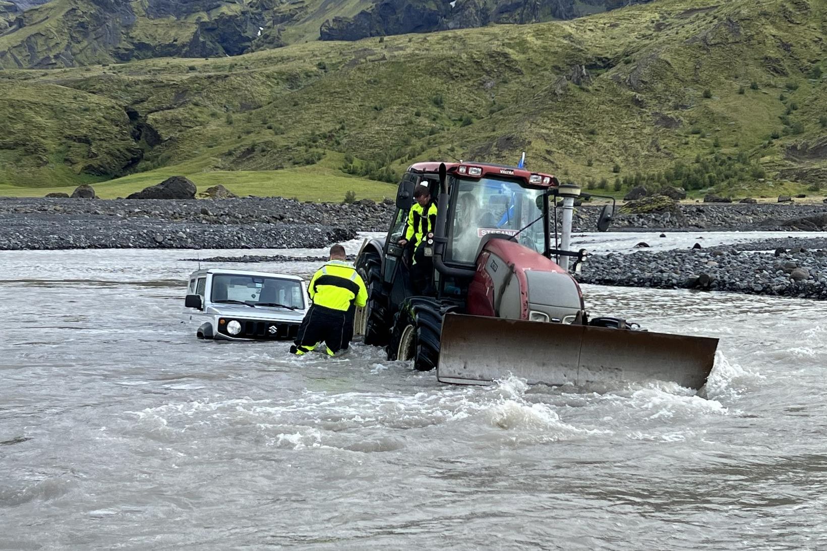 Mennirnir voru dregnir í land og bifreiðin í kjölfarið.