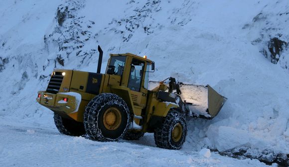 Búið að moka í gegnum snjóflóðin í Skötufirði