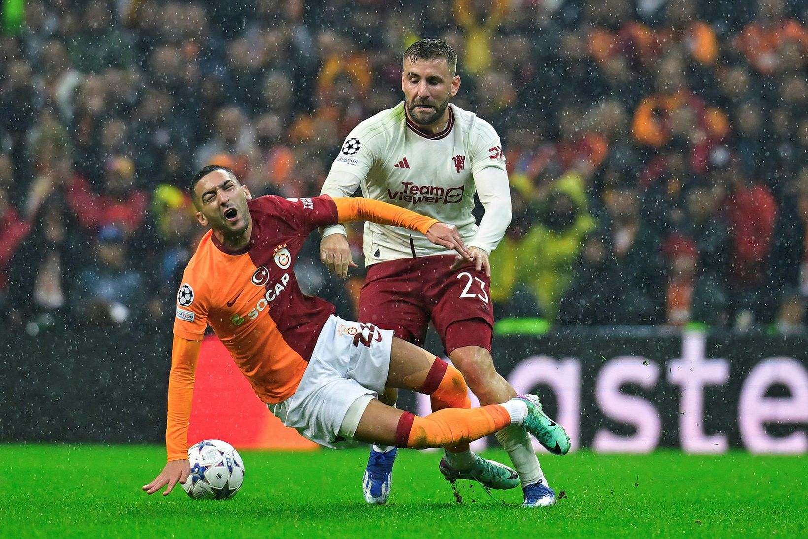 Hakim Ziyech og Luke Shaw í baráttunni í leiknum í …