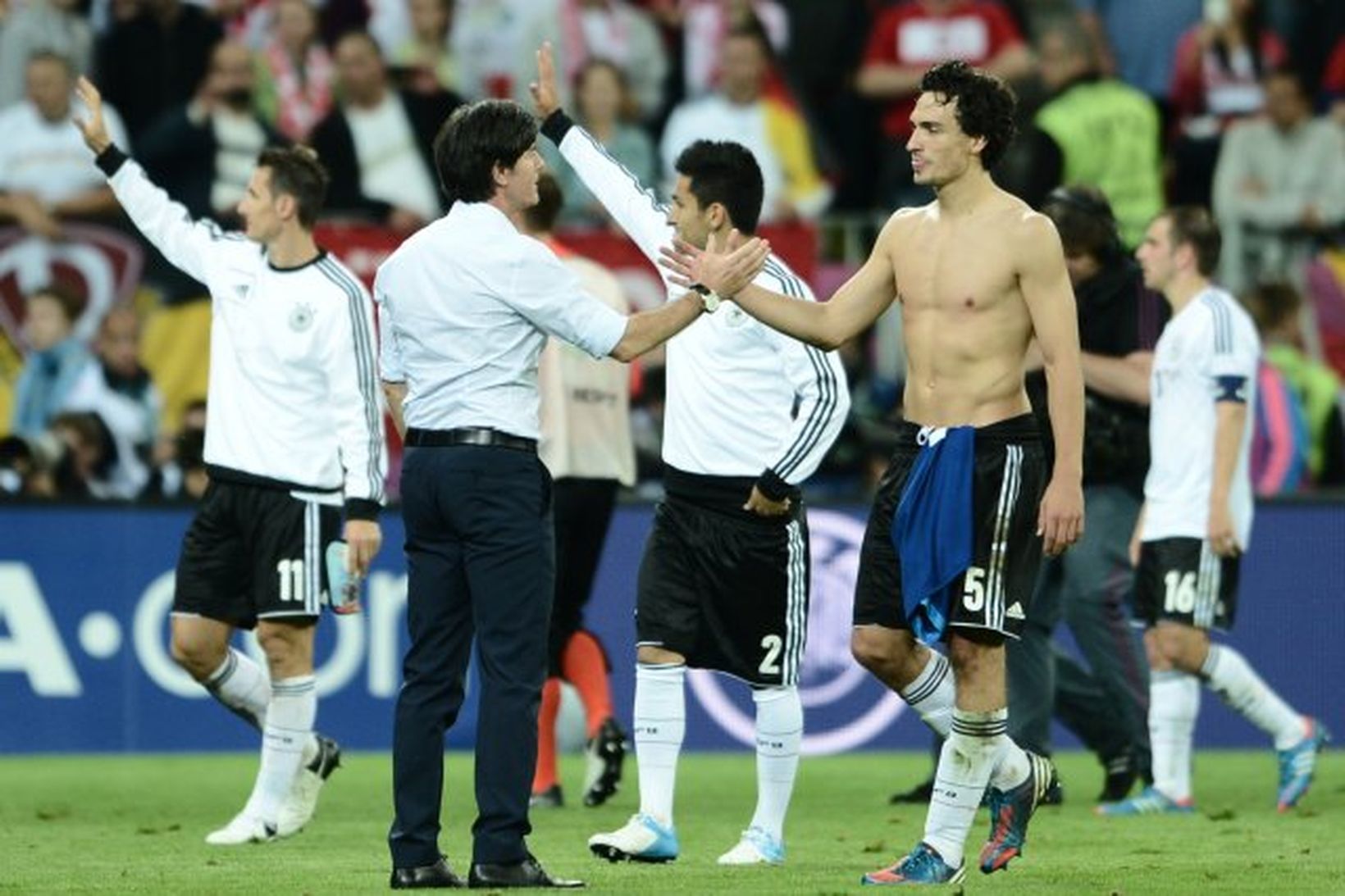 Joachim Löw þakkar leikmönnum sínum fyrir leikinn í kvöld.