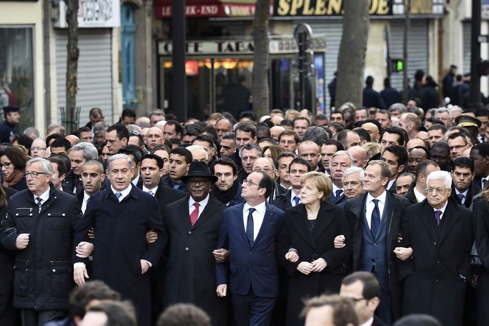 Þjóðarleiðtogar þramma um götur Parísar í dag.