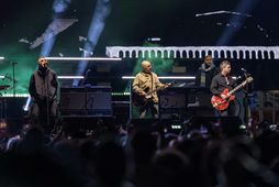 Bonehead á tónleikum ásamt Oasis-bræðrunum.