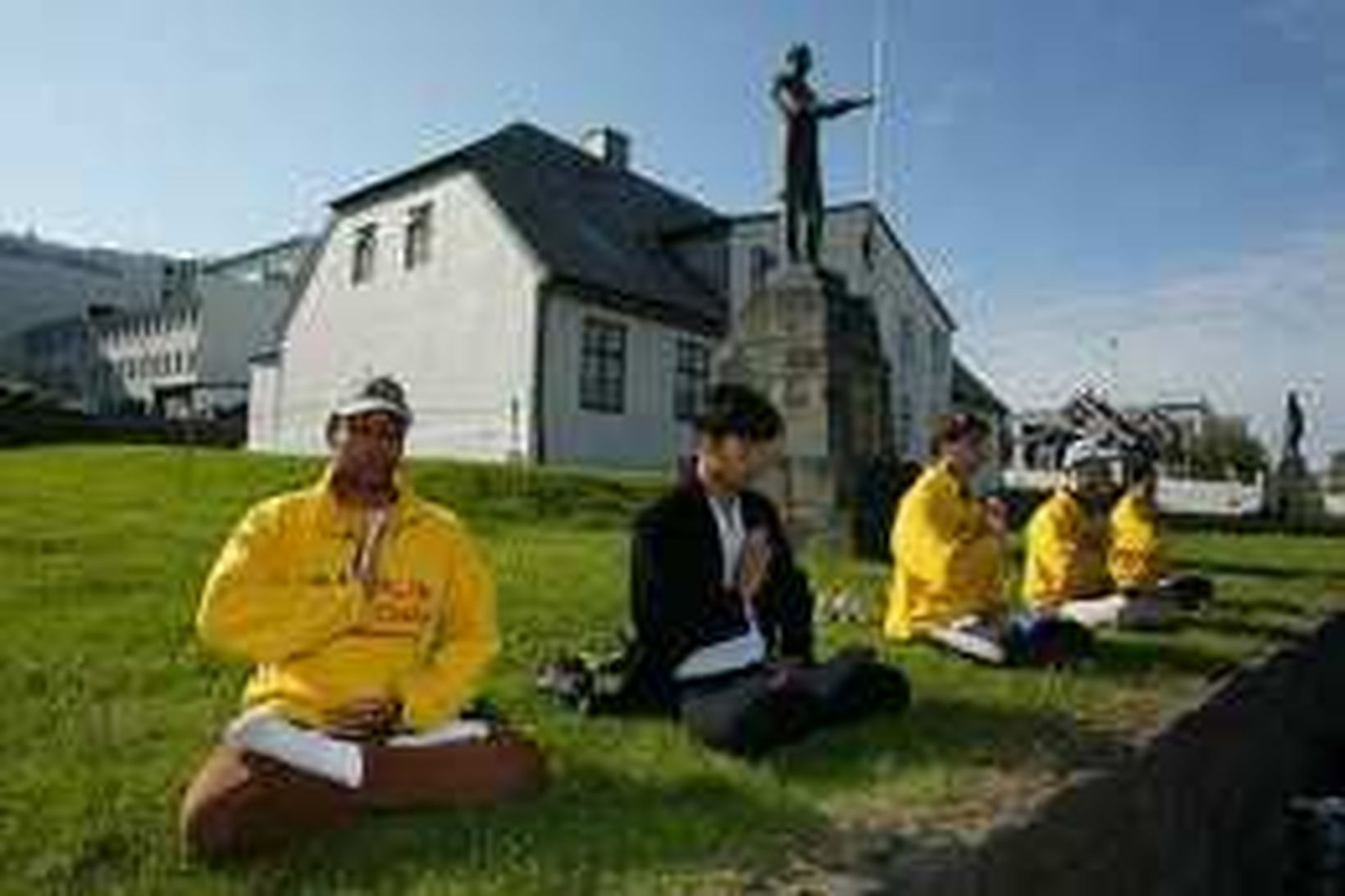 Hér sjást Falun Gong-iðkendur sitja fyrir framan hús Stjórnarráðsins í …