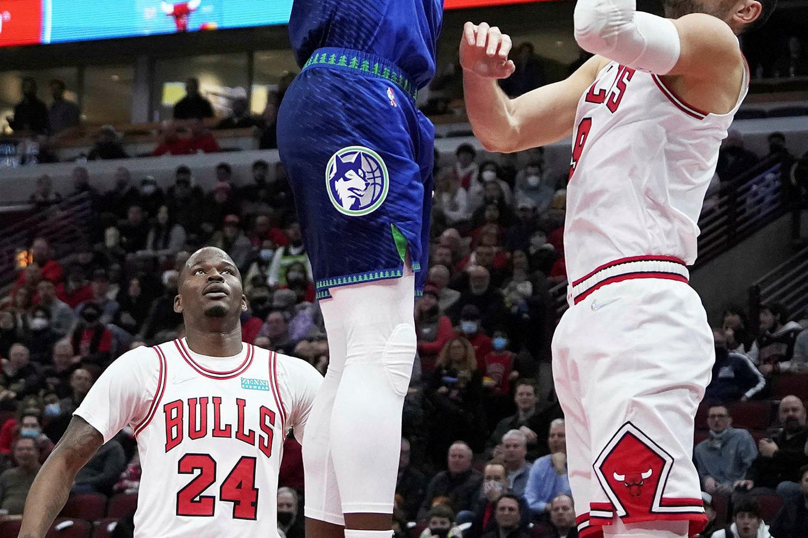 Anthony Edwards treður gegn Chicago Bulls aðfararnótt gærdagsins.