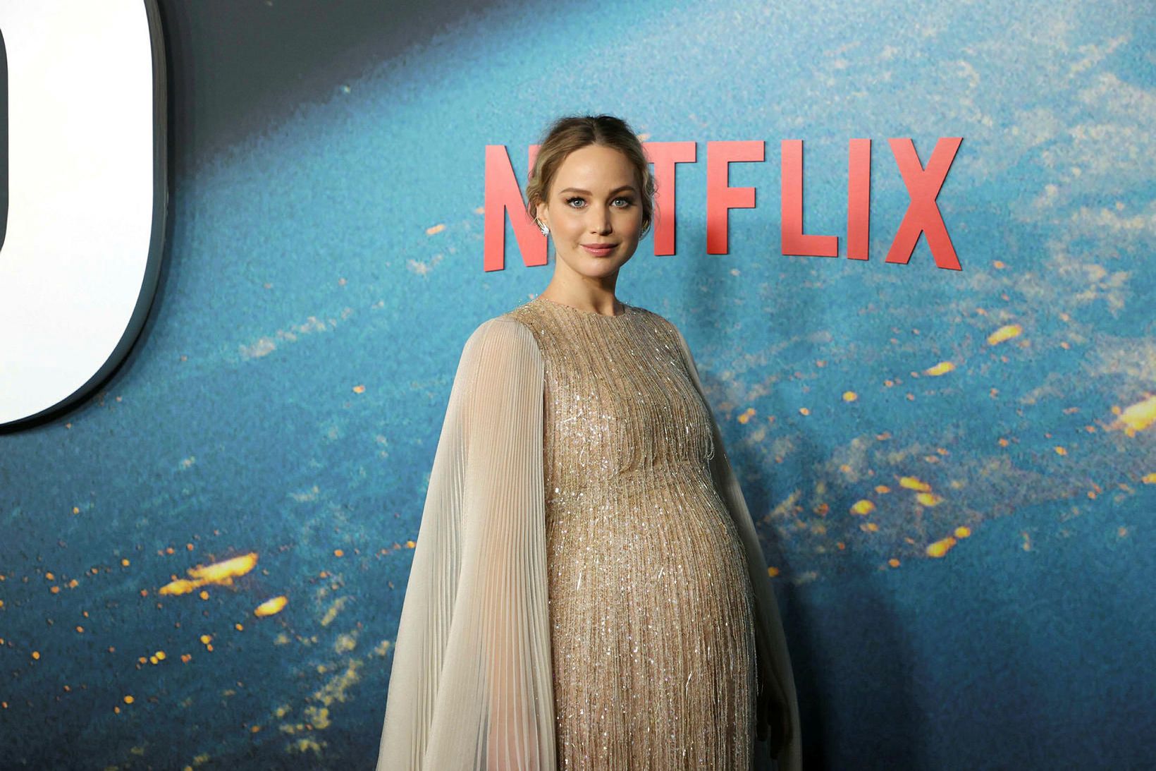 Jennifer Lawrence sýndi óléttubumbuna í fyrsta sinn á rauða dreglinum …