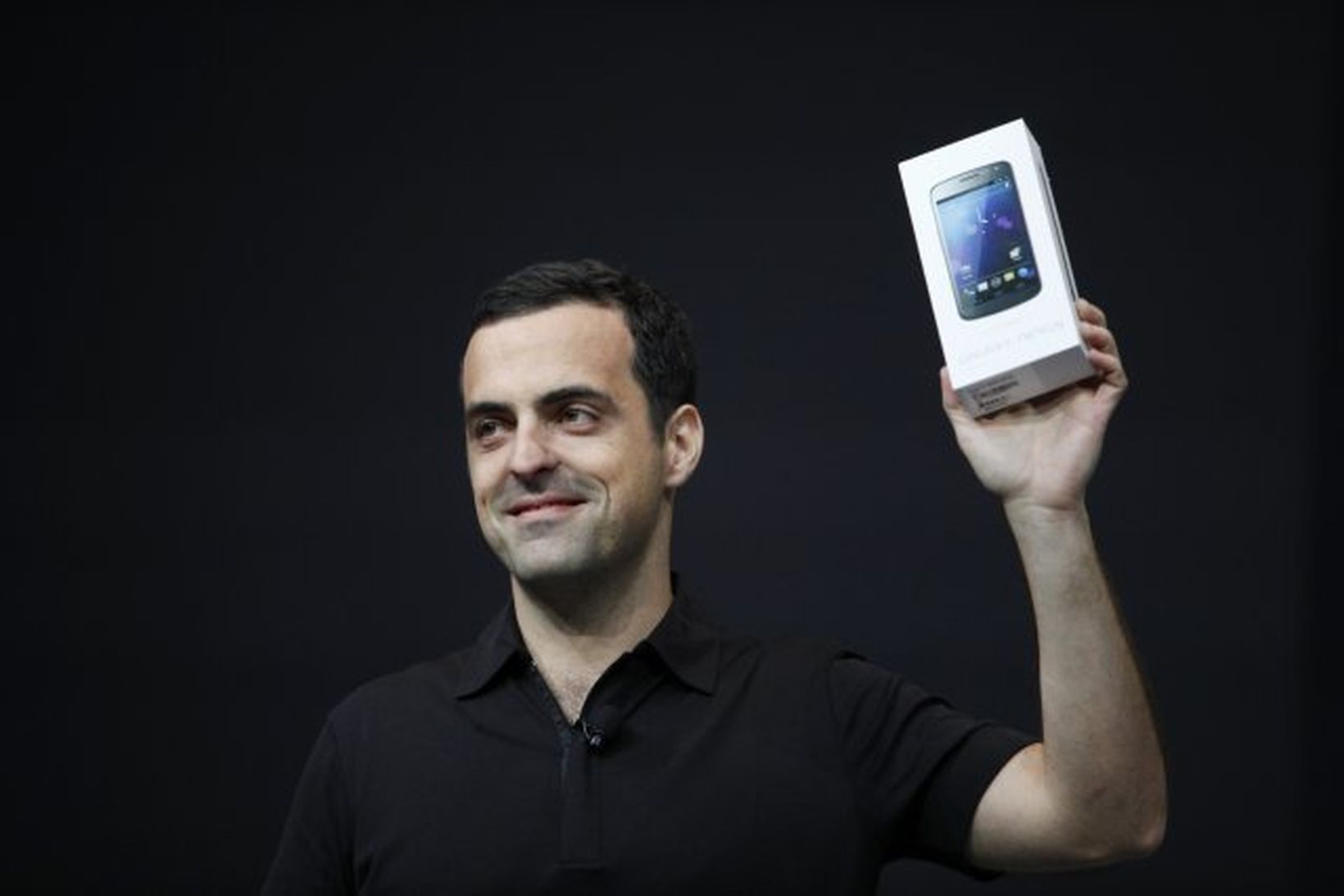 Hugo Barra framleiðslustjóri Android, með Samsung Galaxy Nexus