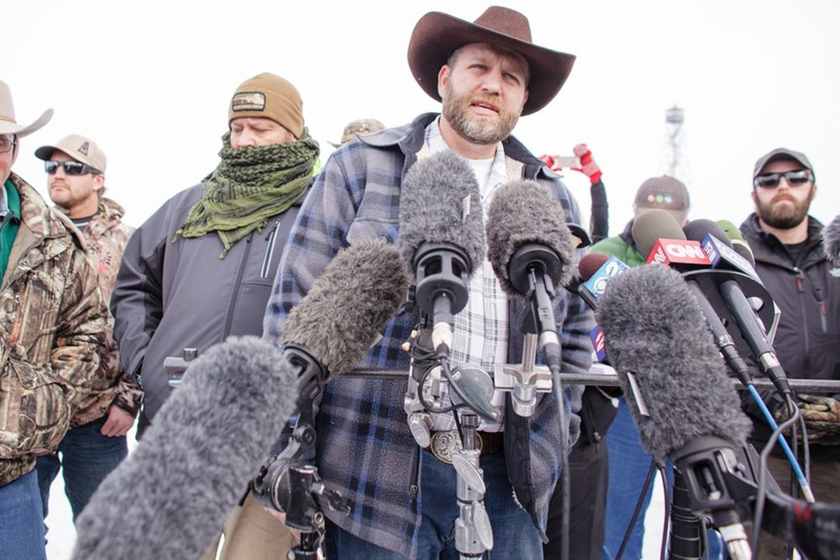 Ammon Bundy, talsmaður vopnuðu sveitarinnar, talar við fréttamenn við Malheur-náttúruverndarsvæðið …