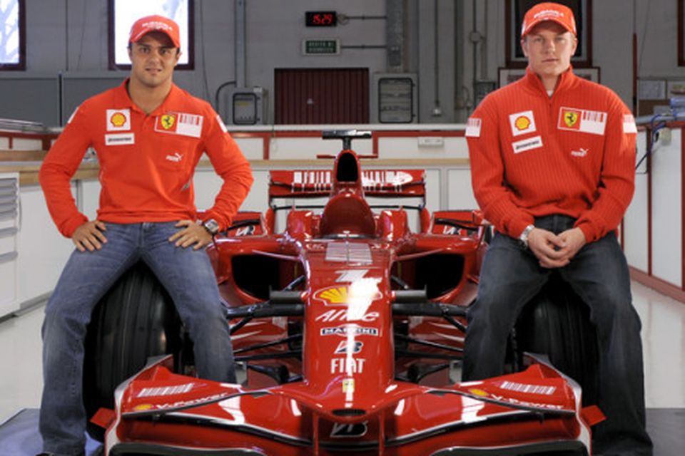 Räikkönen (t.h.) og Massa á 2008-bílnum í bílsmiðju Ferrari.