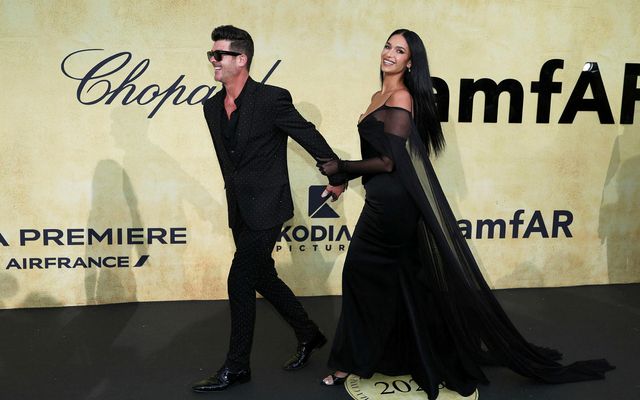 Söngvarinn Robin Thicke og bandaríska fyrirsætan April Love Geary þegar þau mættu til galaviðburðar á …