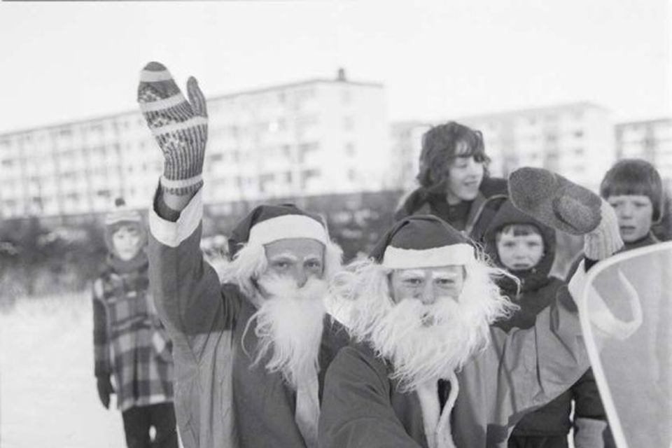 14. desember 1973 birtist þesi mynd á forsíðu Morgunblaðsins af jólasveinunum nýkomnum til borgarinnar þau …