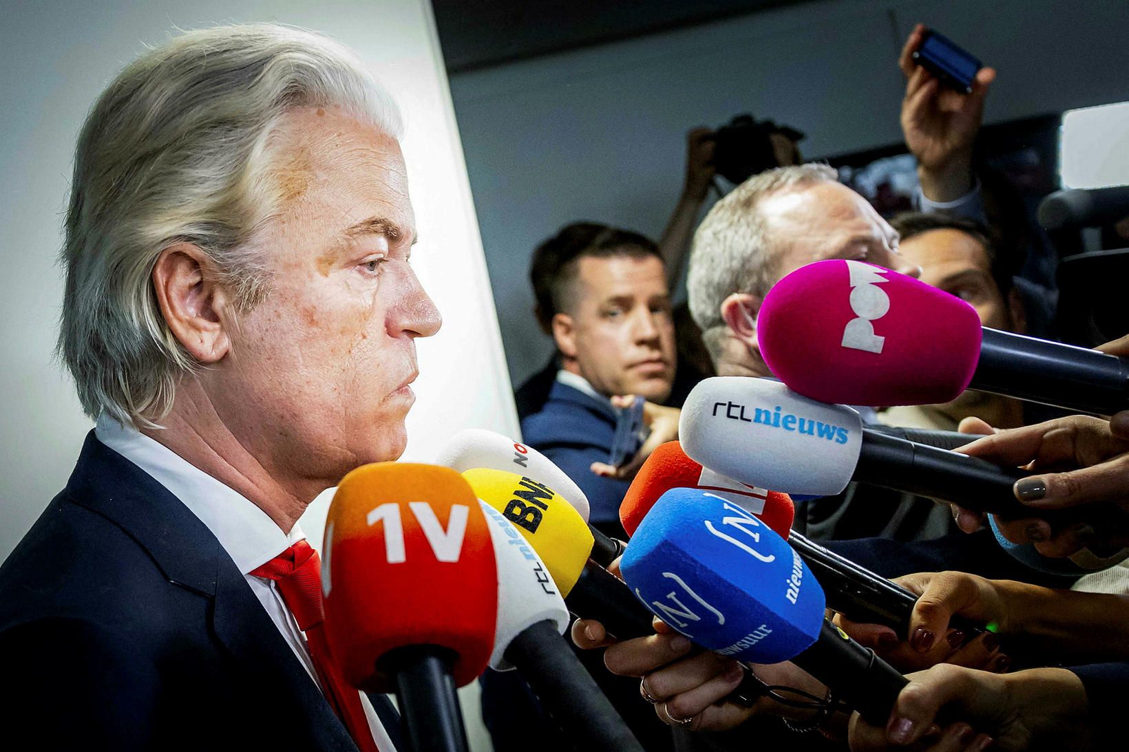 Geert Wilders sést hér ræða við fjölmiðla í dag.